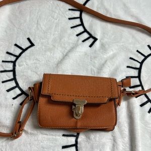 Cute small crossbody , smoke free